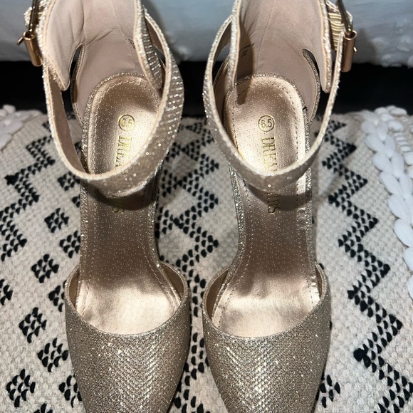 ✨GOLD HEELS✨ - Picture 4 of 5